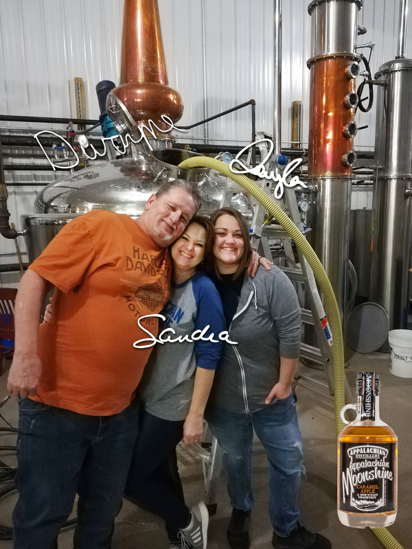 Dwayne Freeman mit Familie in ihrer Destille in West Virginia