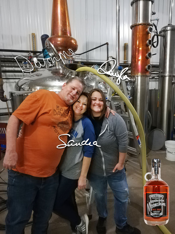 Familie Freeman in ihrer Moonshine-Destille mit Appalachian Moonshine Spitfire
